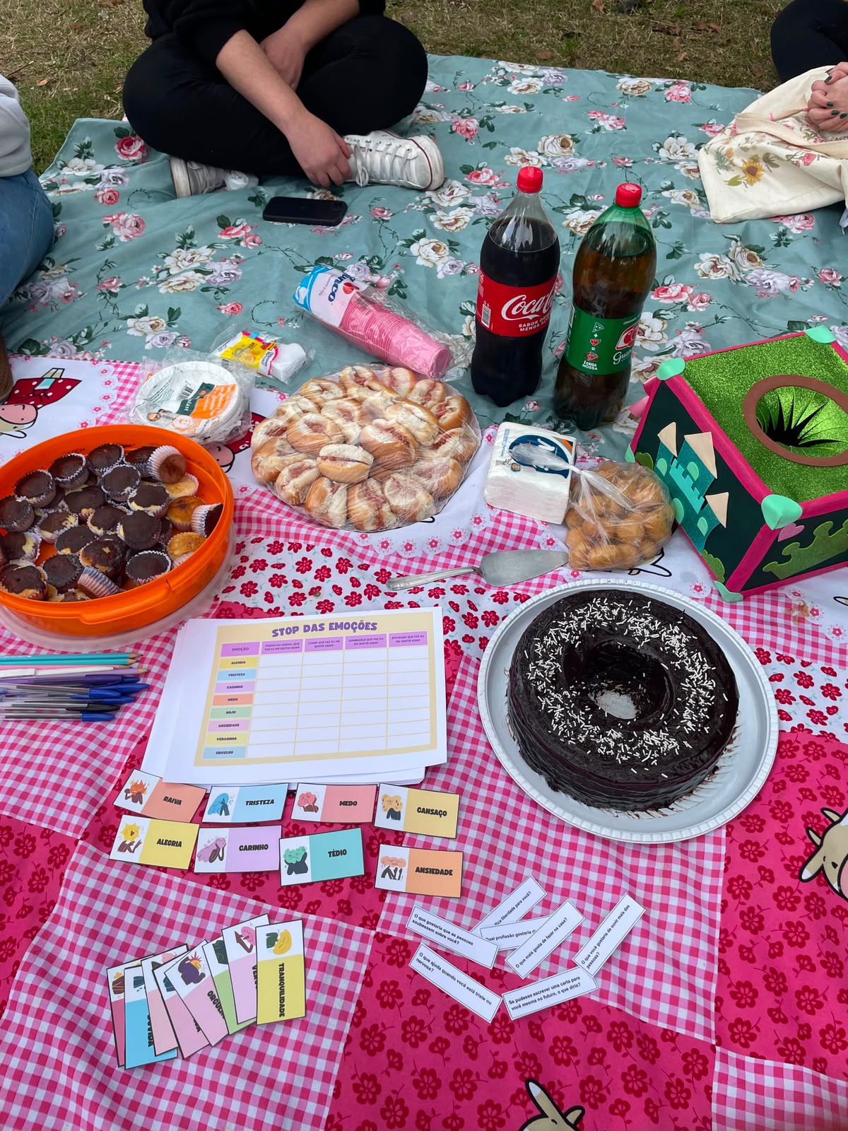Dinâmica "Stop das Emoções" e lanche coletivo durante atividades do projeto de extensão.