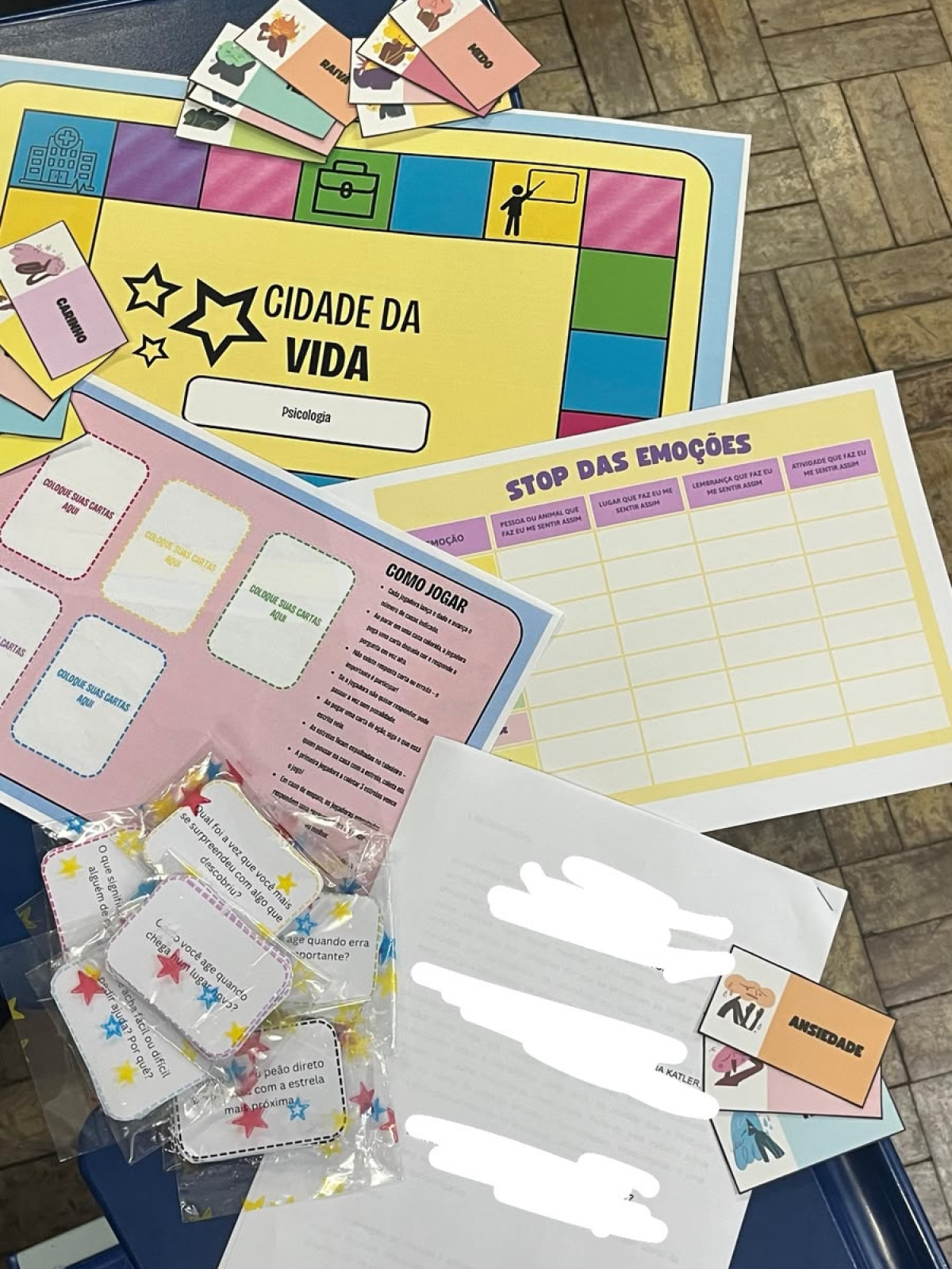 Tabuleiro do jogo pedagógico "Cidade da Vida" usado em atividades de psicologia.